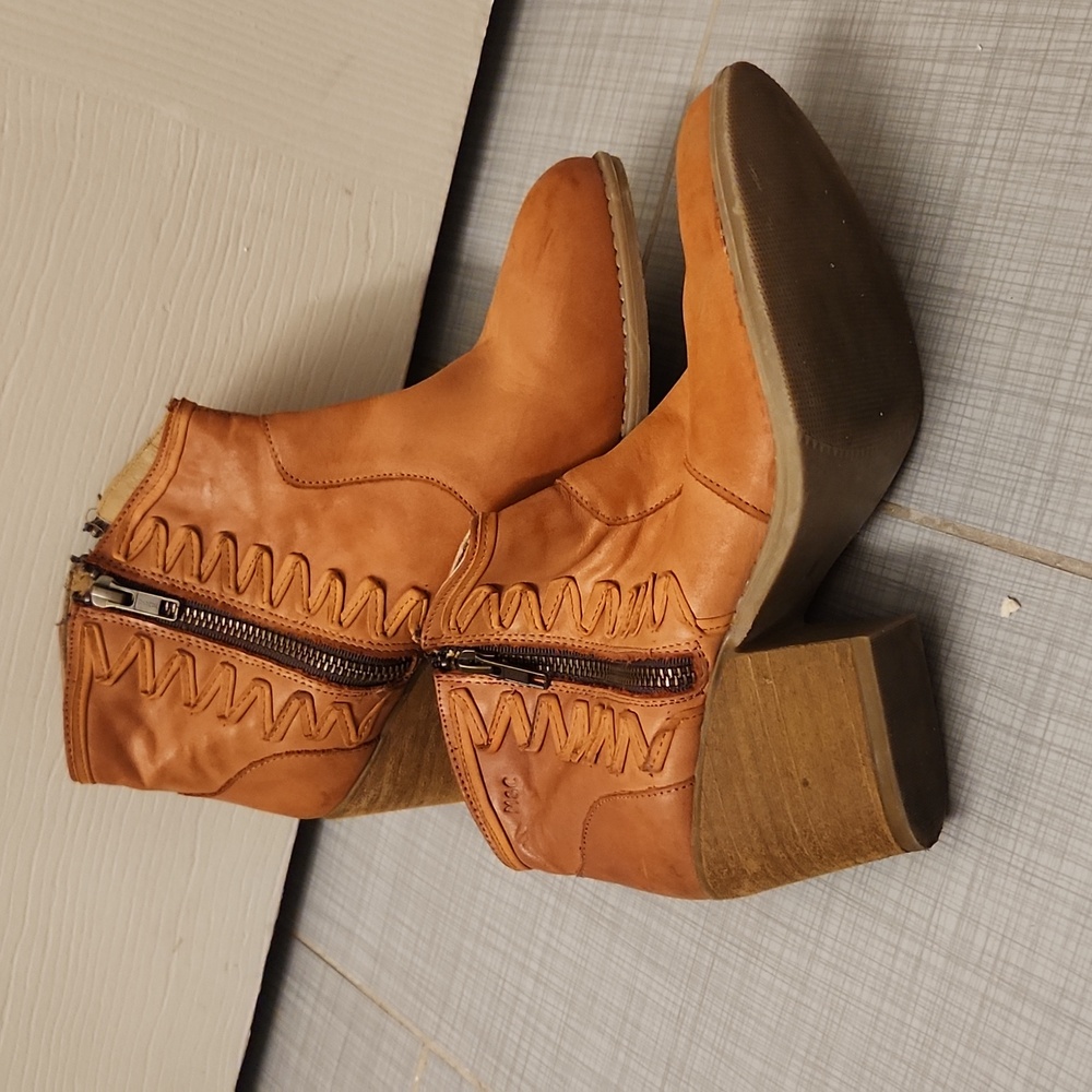 Women's Size 8 Western Booties